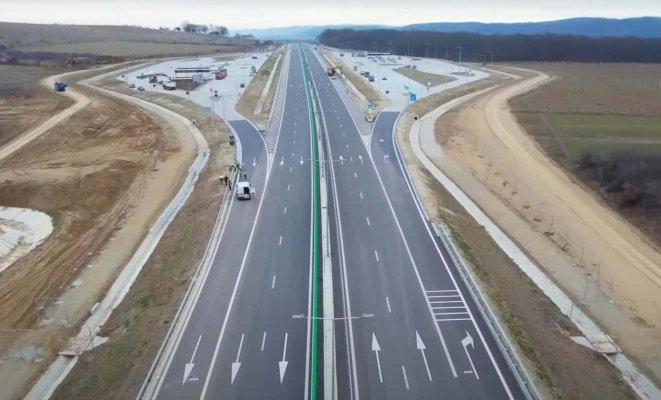 Un bărbat a sărit dintr-o maşină aflată în mers pe autostrada A1, după o ceartă cu iubita. VIDEO