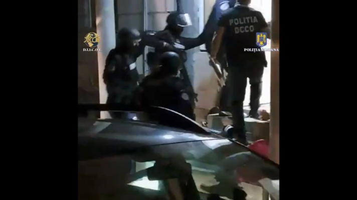 Percheziții domiciliare la persoane bănuite de camătă, șantaj, trafic de persoane, trafic de minori și proxenetism. Video