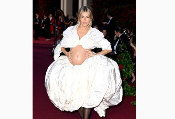 Sienna Miller, cu burtica de gravidă la vedere! Ce ținută a purtat la Vogue World