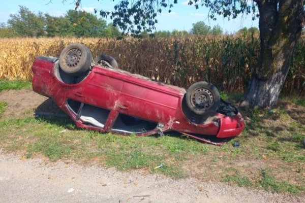 Un adolescent a murit, iar alți doi tineri, grav răniți, după ce au intrat cu mașina într-un stâlp