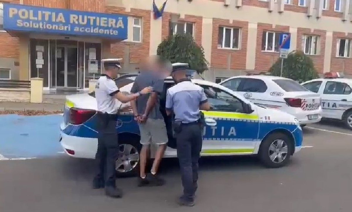 Un sofer baut a lovit un pieton, pe strada Mircea cel Batran, si a fugit. Video