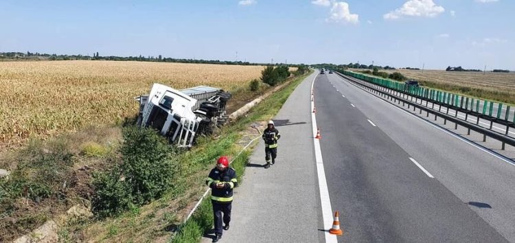Elicopterul SMURD, solicitat pe A2, după ce anvelopa unei autoutilitare a explodat!