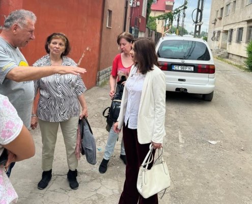 Locuitorii de pe strada I.L. Caragiale, din Constanța, nu mai merg prin noroaie
