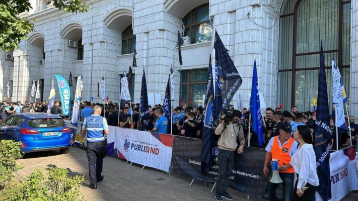 Angajaţii din penitenciare și justiție protestează în fața Ministerului Finanțelor