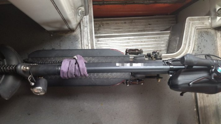 Bărbat prins în flagrant, în timp ce fura o trotinetă electrică dintr-un tren, la Eforie Nord