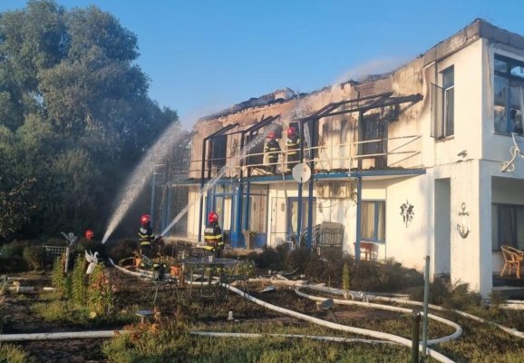 Casă de vacanță dintr-o localitate din judeţul Tulcea, incendiată