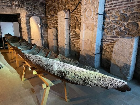 O barcă, de peste 800 de ani, descoperită la Ostrov, intră în proces de reabilitare