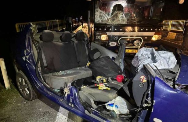 Accident mortal în Vaslui. Au fost implicate două autoturisme şi un autocar