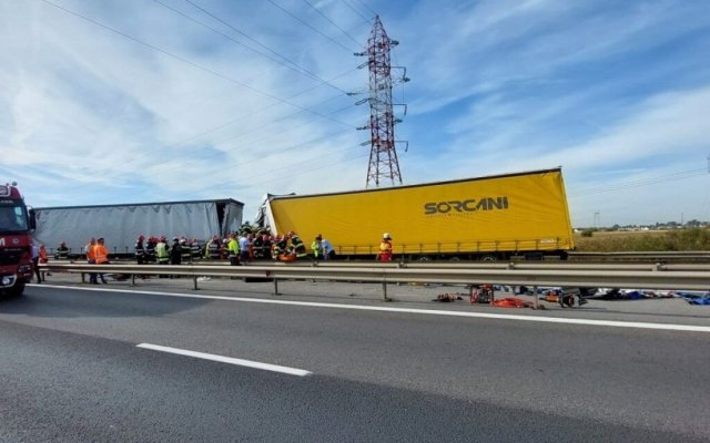 Carnagiu pe A1. Cinci oameni au murit striviți, după ce mașina lor a fost prinsă între două TIR-uri 