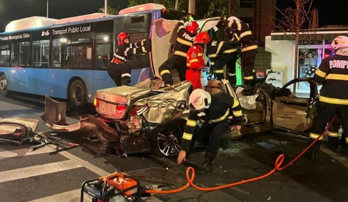 Şoferul unui BMW, înmatriculat ZEU, şi-a ucis prietena lângă cimitir, după ce a intrat cu viteză în două autobuze