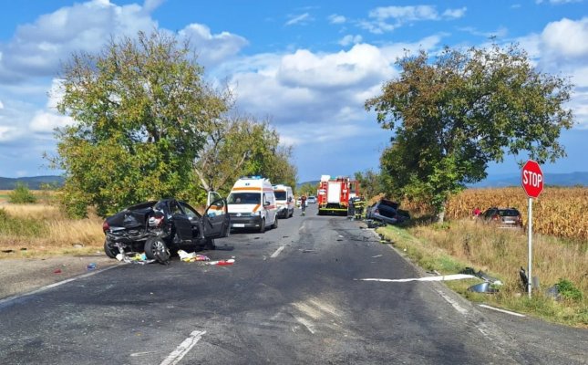 Două persoane încarcerate şi 5 răniţi, într-un accident în lanţ între 3 maşini 