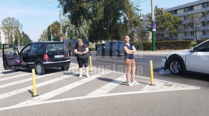 Coliziune între două autoturisme în Mamaia. Video 