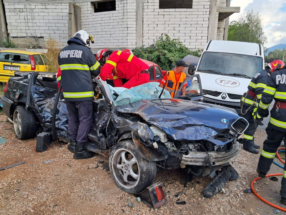 Un sofer de 21 de ani a facut prapad la iesirea din Petrosani: 5 masini parcate, izbite puternic