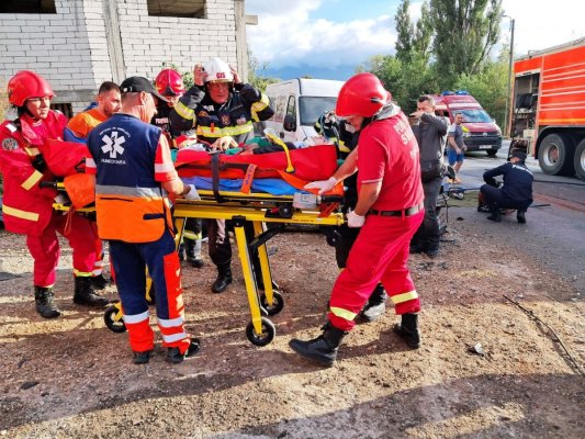 Un şofer de 21 de ani a făcut prăpăd la ieşirea din Petroşani: 5 maşini parcate, izbite puternic