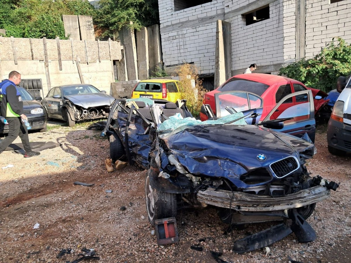 Un sofer de 21 de ani a facut prapad la iesirea din Petrosani: 5 masini parcate, izbite puternic