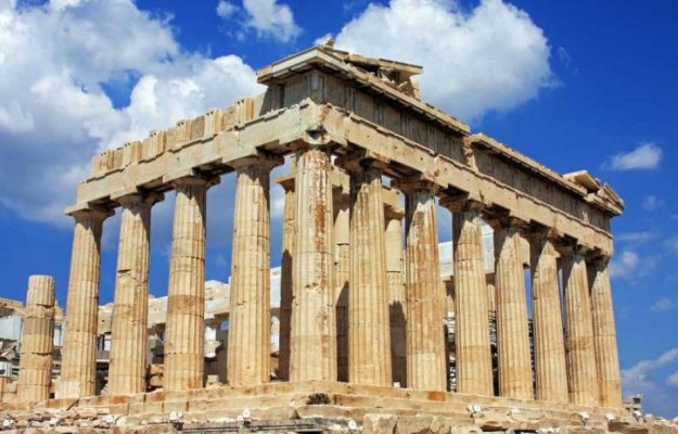 Un turist român a fost arestat pentru că a furat bucăţi de marmură de pe Acropole