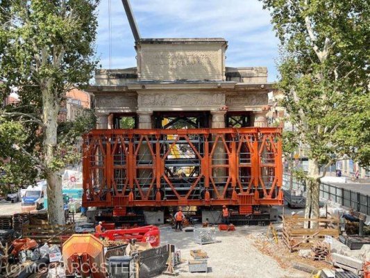 Un uriaş arc de triumf din Franţa, mutat pentru construcţia unei staţii de metrou