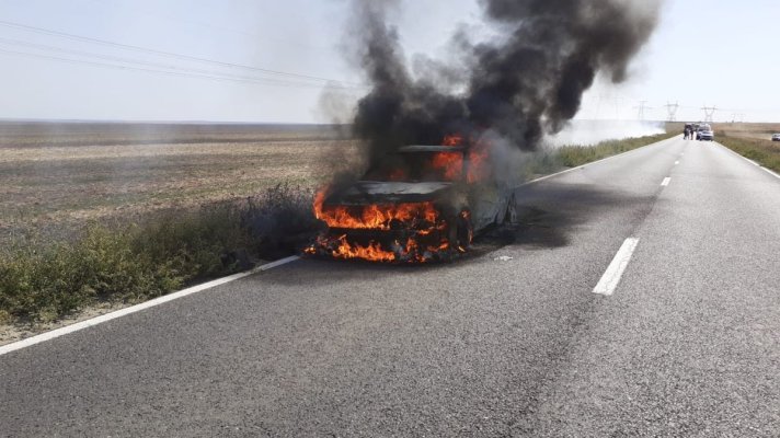 Un automobil a ars ca o torță, între Tariverde și Mihai Viteazu