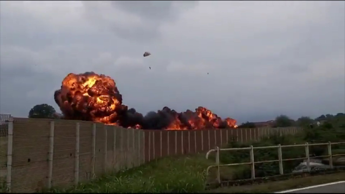 Tragedie în Italia: Un avion militar s-a prăbușit peste public la un miting aviatic. Video