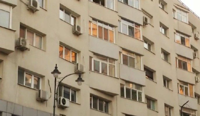 Un bărbat ameninţă că se sinucide în centrul Capitalei, după ce şi-a înjunghiat partenera