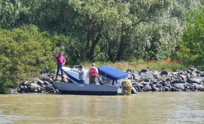Ambarcațiune de agrement, cu 2 persoane la bord, eșuată pe malul ucrainean. Video