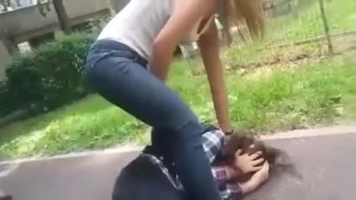 Două adolescente acuzate de ameninţare, tâlhărie, şantaj şi lipsire de libertate au fost arestate