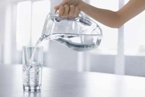 Consumul ridicat de apă contribuie la pierderea în greutate, sau este doar un simplu mit?
