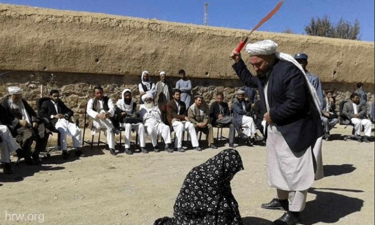 O instanta a talibanilor din Afganistan aplica pedeapsa cu biciuirea