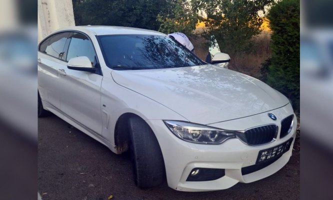 BMW de lux, cumpărat cu 2 euro de patru români! Cum l-au păcălit pe vânzător