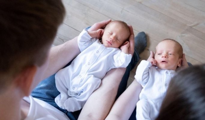 Indemnizaţia de creştere a copilului, majorată cu 50% pentru părinții de gemeni, tripleți și multipleți