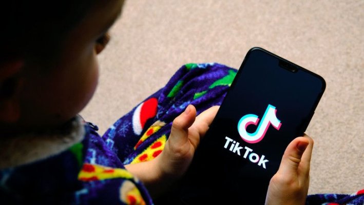 Proiect: Accesul copiilor sub 16 ani în social media, doar cu acordul explicit al părinţilor