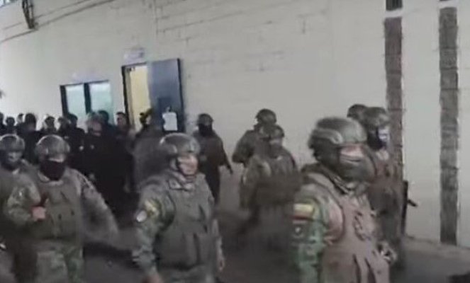 Zeci de gardieni şi poliţişti, luaţi prizonieri în închisorile din Ecuador