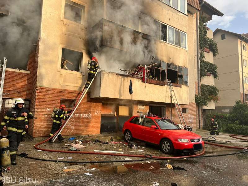 Explozie puternica intr-un bloc: trei decese si zeci de oameni evacuati