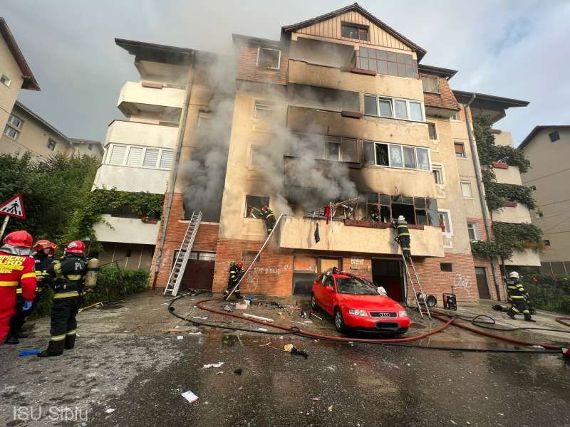 Explozie puternica intr-un bloc: trei decese si zeci de oameni evacuati