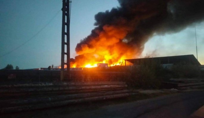Incendiu violent la o fabrică de mobilă. Pompierii au intervenit cu 2 autospeciale