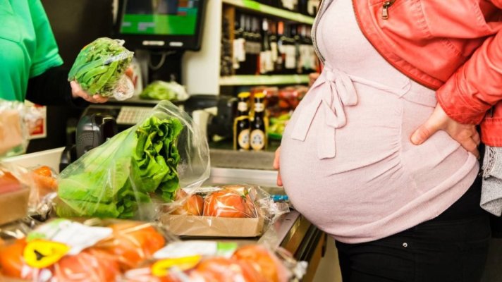 Femeile gravide și cu copii mici ar putea să aibă prioritate la casierii