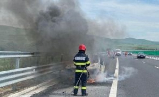O mașină a luat foc pe A3 București - Ploiești - Traficul e restricționat înspre Capitală