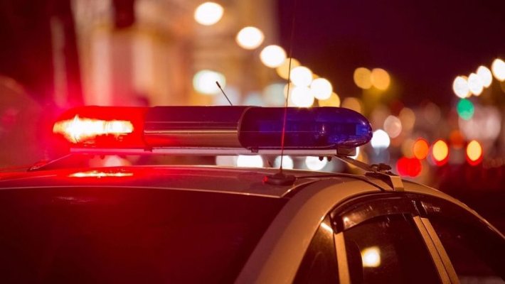 Un camion a lovit gardul unei case în Galați
