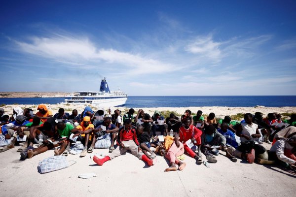 Oficiali importanți ai Franței, Italiei, Germaniei și UE discută de urgență situația haotică din Lampedusa