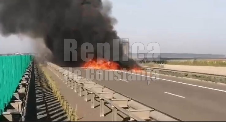 Atenție, șoferi! Trafic oprit pe A2 din cauza unui incendiu la un TIR! Video