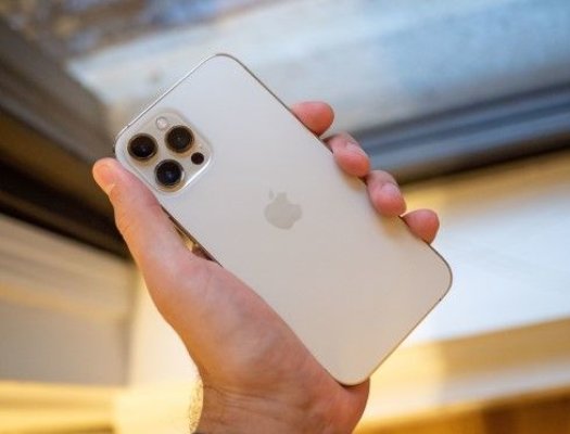 Franța oprește vânzările iPhone 12 deoarece nivelul de radiații emis de telefon este prea mare