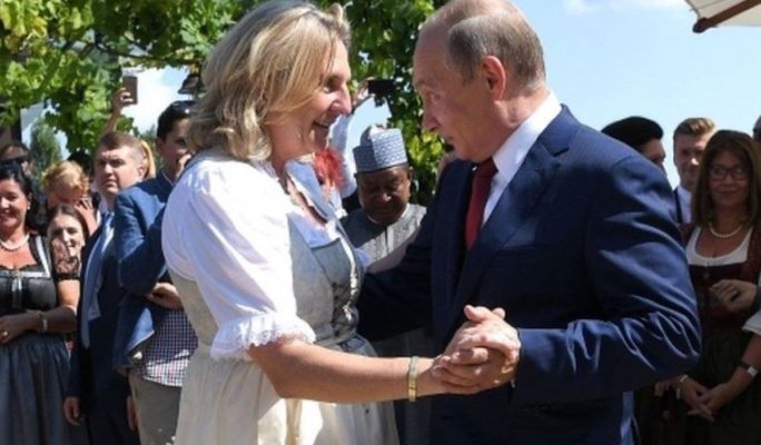 Fosta şefă a diplomaţiei austriece, care a dansat cu Putin la nunta ei, se mută în Rusia