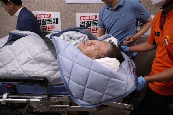 Spitalizat pentru greva foamei și cu mandat de arestare pentru corupţie împotriva liderului opoziţiei sud-coreene