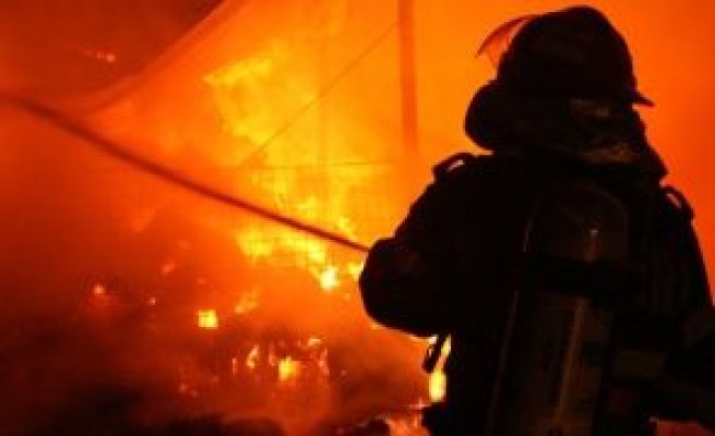  Incendiu violent într-un bloc, toți locatarii au fost scoși de pompieri în stradă