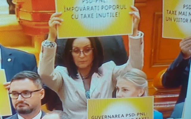 Protest AUR în timpul discursului premierului Marcel Ciolacu