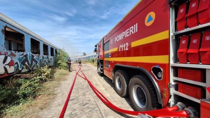 Incendiu puternic în București, în zona Podului Grant: intervin 7 autospeciale ale pompierilor VIDEO