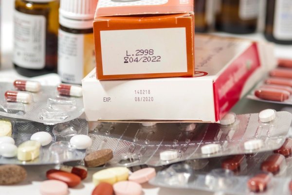 Legea prin care medicamentele expirate, considerate deşeuri periculoase, vor putea fi duse în puncte de colectare, promulgată