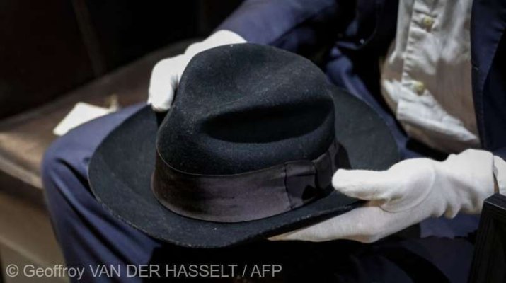 Pălăria purtată de Michael Jackson în timpul primului său ''moonwalk'', vândută la licitaţie cu 77.640 de euro