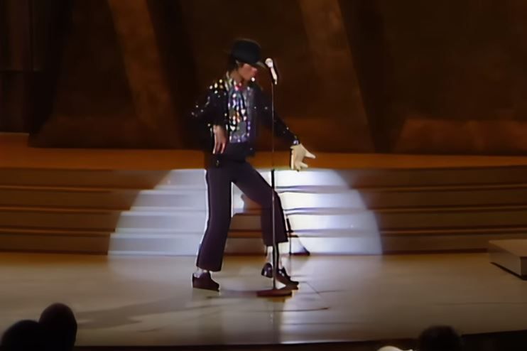 Palaria lui Michael Jackson purtata la cea de a 25-a aniversare a casei de discuri Motown, vanduta la o licitatie la Paris