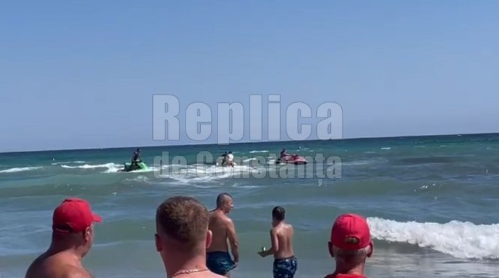 Un bărbat și un copil au fost scoși din mare, la Neptun. Video